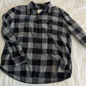 men’s black and white flannel shirt